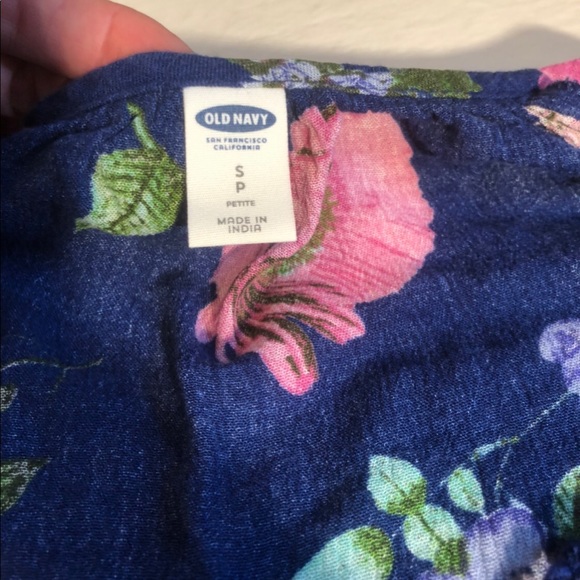 💋Old Navy Floral Top, Blouse. Size SP. $6 or 6 for $15 - Picture 4 of 4